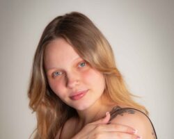 posing model1677